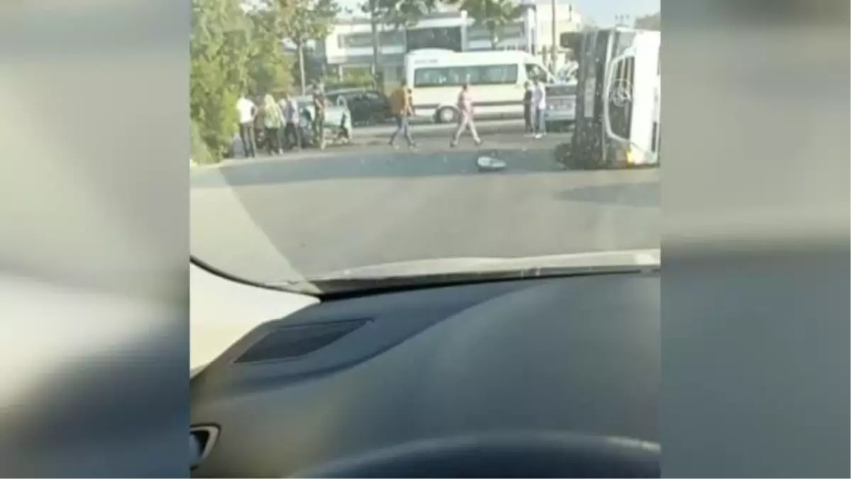 Bursa'da servis minibüsü ile otomobilin çarpıştığı kazada 4 kişi yaralandı