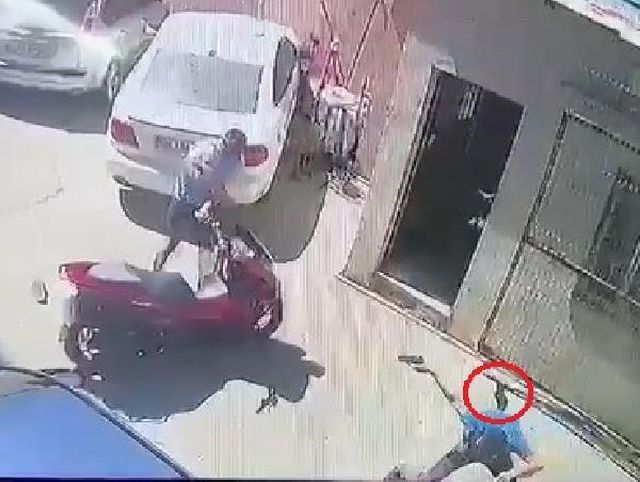 Silahlı saldırıda ölen Hakan, kurtulmak için ayakkabısını fırlatmış Silahlı saldırıda ölen Hakan, kurtulmak için ayakkabısını fırlatmış