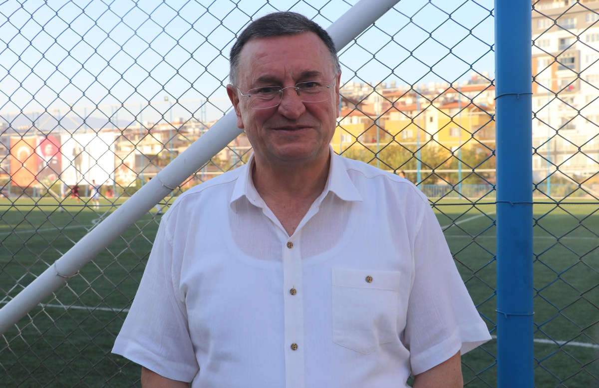 Spor Toto Süper Lig ekibi Atakaş Hatayspor\'un teknik direktörü Serkan Özbalta görevinden istifa etti.