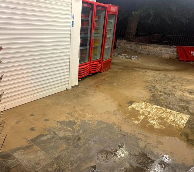 Su hattı patladı, cadde göle döndü, esnaf isyan etti Su hattı patladı, cadde göle döndü, esnaf isyan etti