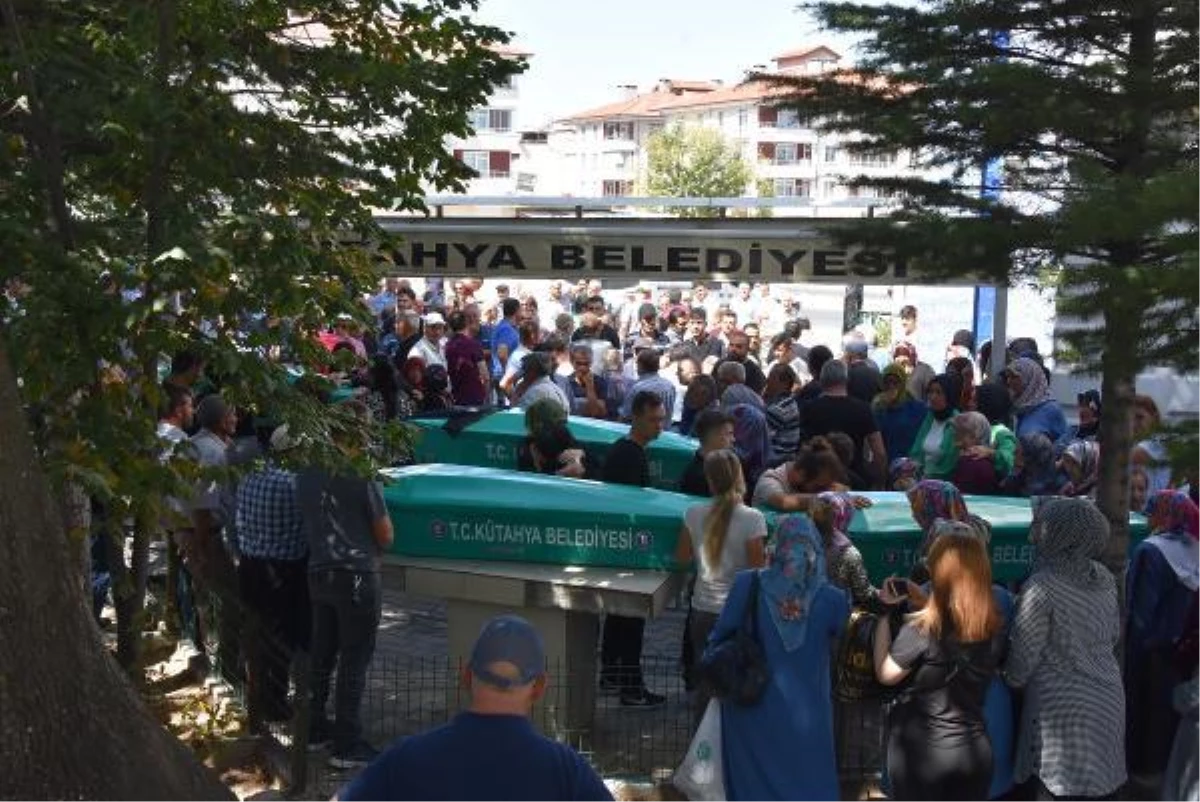 Kütahya haberi! TIR kazasında ölen 4 kişilik aile, Kütahya\'da toprağa verildi