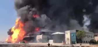 İzmir'deki kozmetik fabrikasında çıkan yangına müdahale sürüyor