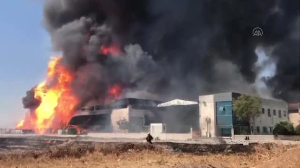 İzmir\'deki kozmetik fabrikasında çıkan yangına müdahale sürüyor