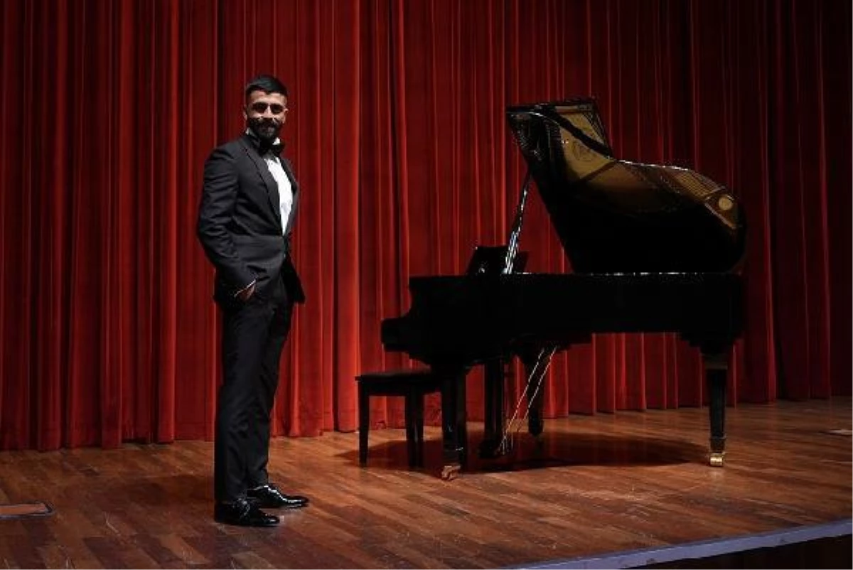 Trabzonsporlu Umut Bozok, tarafları için piyanoda hünerlerini sergiledi