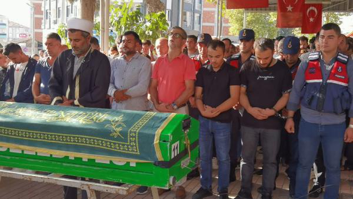 Uras, cezaevinden özel izinle getirilen babasının katıldığı törenle son yolculuğuna uğurlandı