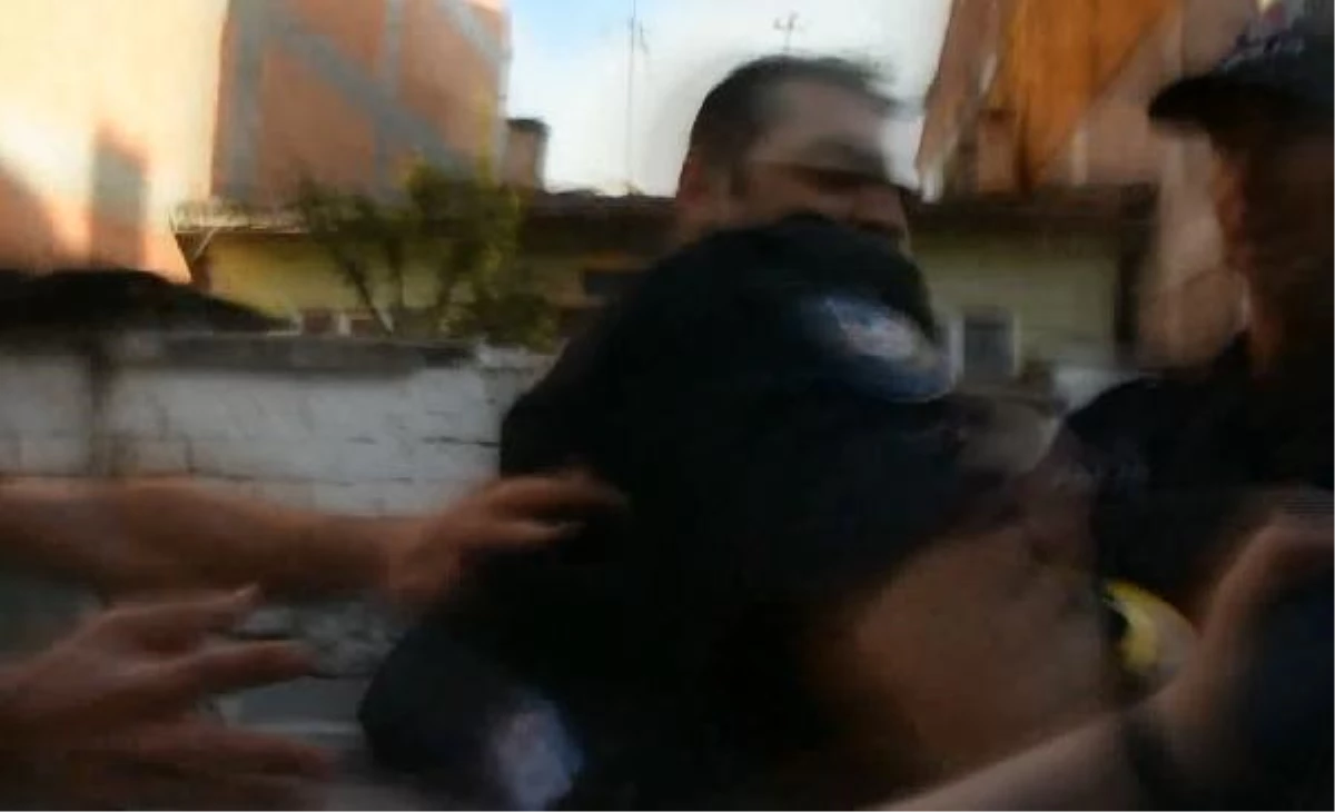 Son dakika gündem: Yangın haberinde çekim yapan DHA muhabirine polisten saldırı
