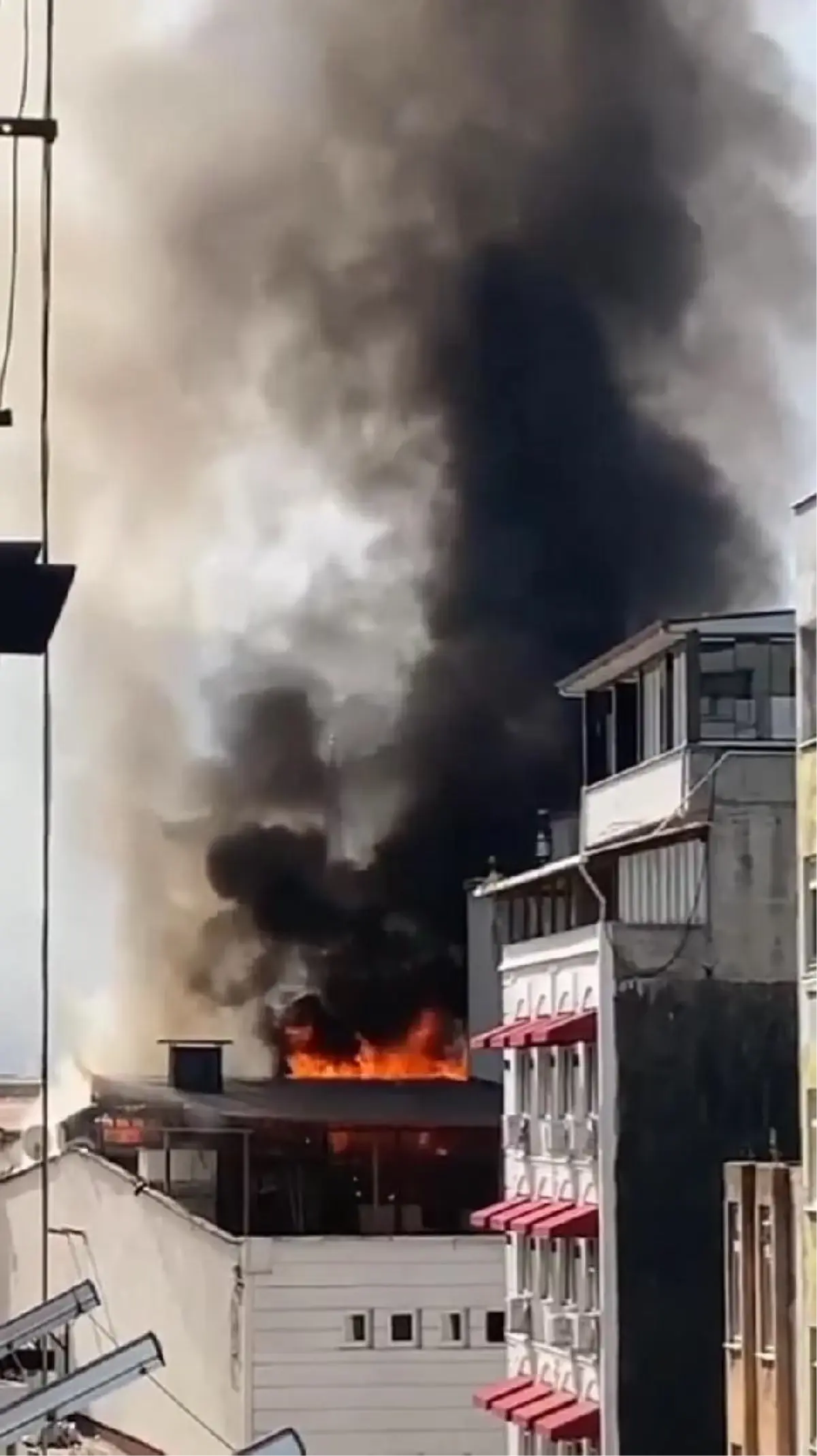 5 katlı binanın çatısı yandı