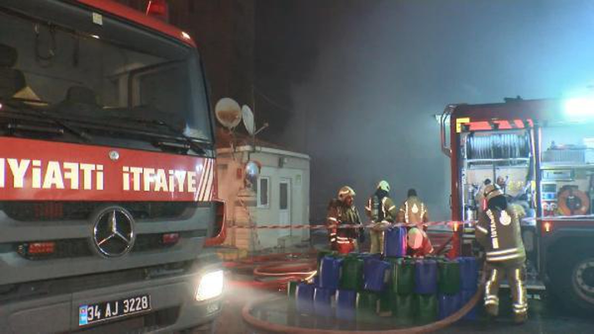 Son dakika haberi: Beylikdüzü\'nde depodaki yangın 7 saattir sürüyor
