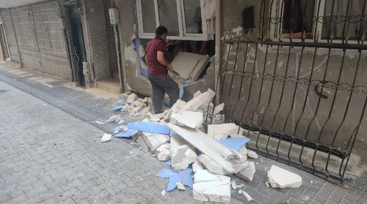 Brandası takılan kamyonet binaya çarptı; duvarı yıkılan ev sakinleri şoka girdi