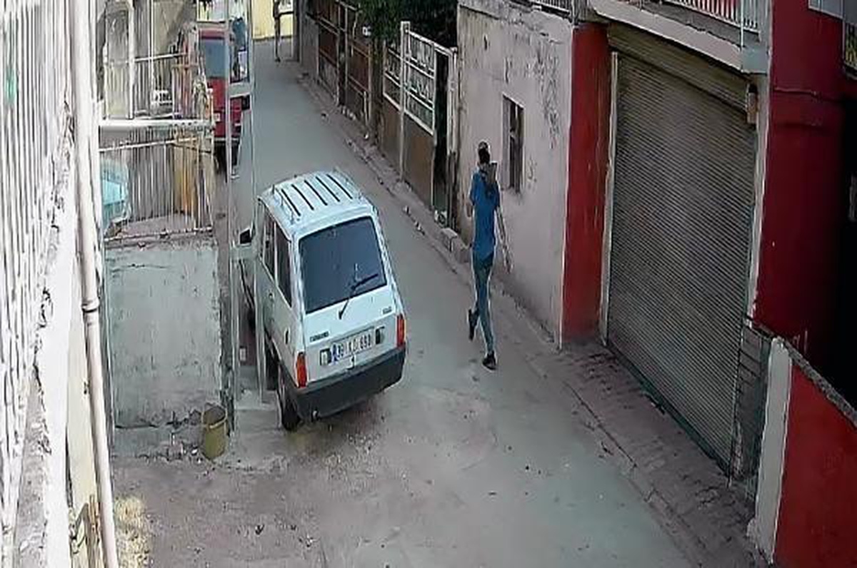 Çaldığı ziynet eşyası ve para dolu poşetle sokakta yürüdüğü anlar kamerada