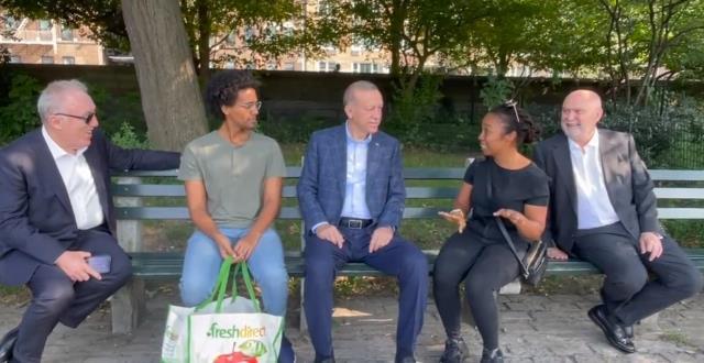 Central Park'ta dolaşan Cumhurbaşkanı Erdoğan'dan ABD'li bir vatandaşa 'Sigara içmesin' uyarısı Central Park'ta dolaşan Cumhurbaşkanı Erdoğan'dan ABD'li bir vatandaşa 'Sigara içmesin' uyarısı