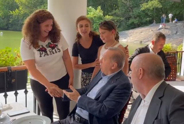 Central Park'ta dolaşan Cumhurbaşkanı Erdoğan'dan ABD'li bir vatandaşa 'Sigara içmesin' uyarısı Central Park'ta dolaşan Cumhurbaşkanı Erdoğan'dan ABD'li bir vatandaşa 'Sigara içmesin' uyarısı