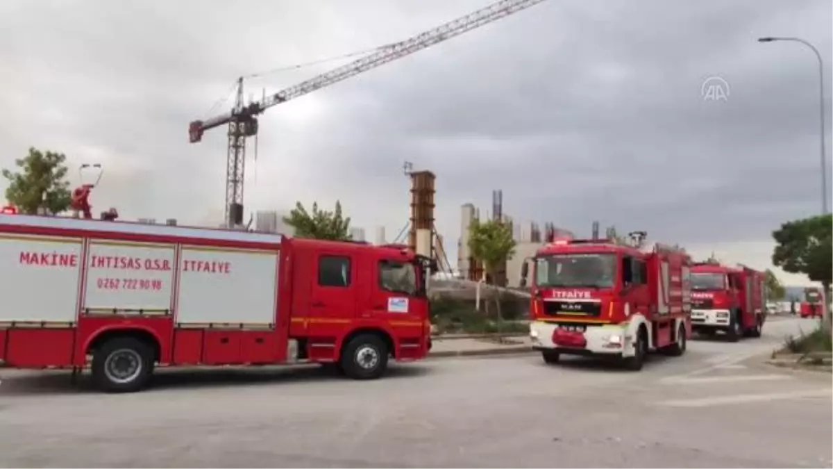 Kocaeli'de fabrika inşaatında çıkan yangına müdahale ediliyor