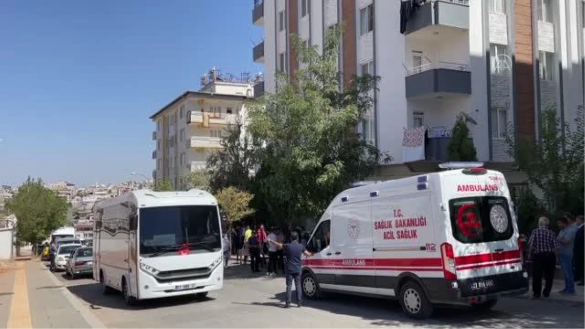 Şehit Ulaştırma Sözleşmeli Er Aybek\'in Gaziantep\'teki ailesine acı haber verildi