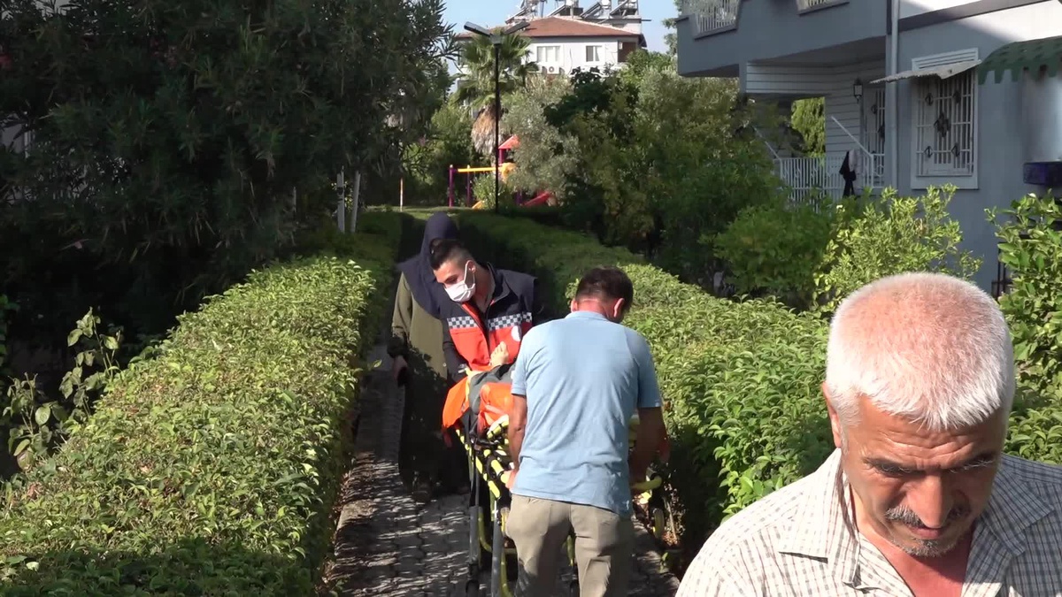 Hatay Büyükşehir Belediyesi Ekipleri KPSS\'ye Sedyeyle Taşıdı