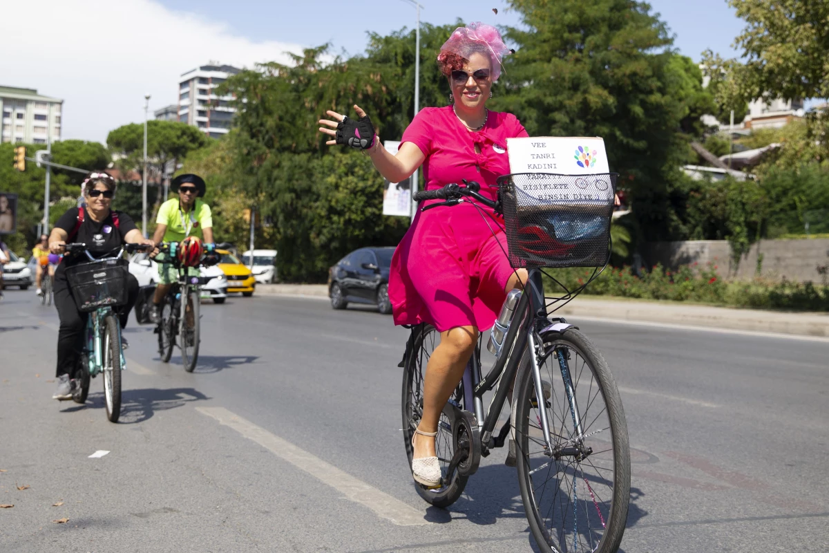 İstanbul\'da kadınlar "özgürlük ve temiz çevre" için pedal çevirdi