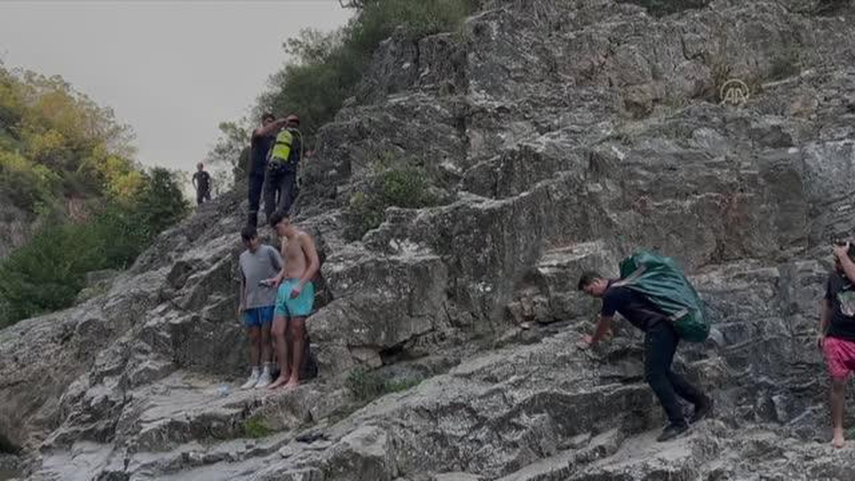 Kayalıklardan düşen kişi öldü