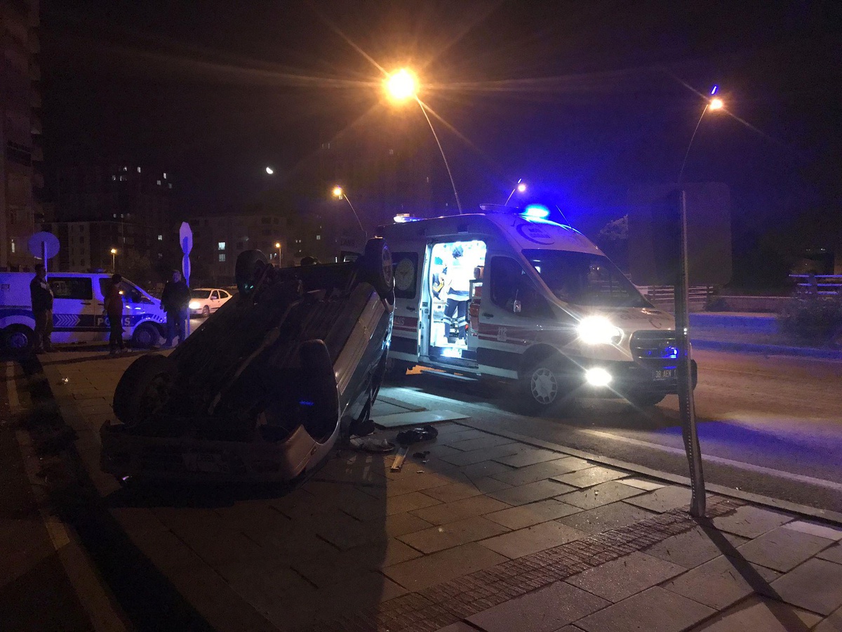 Kayseri\'de takla atan otomobildeki 3 kişi yaralandı