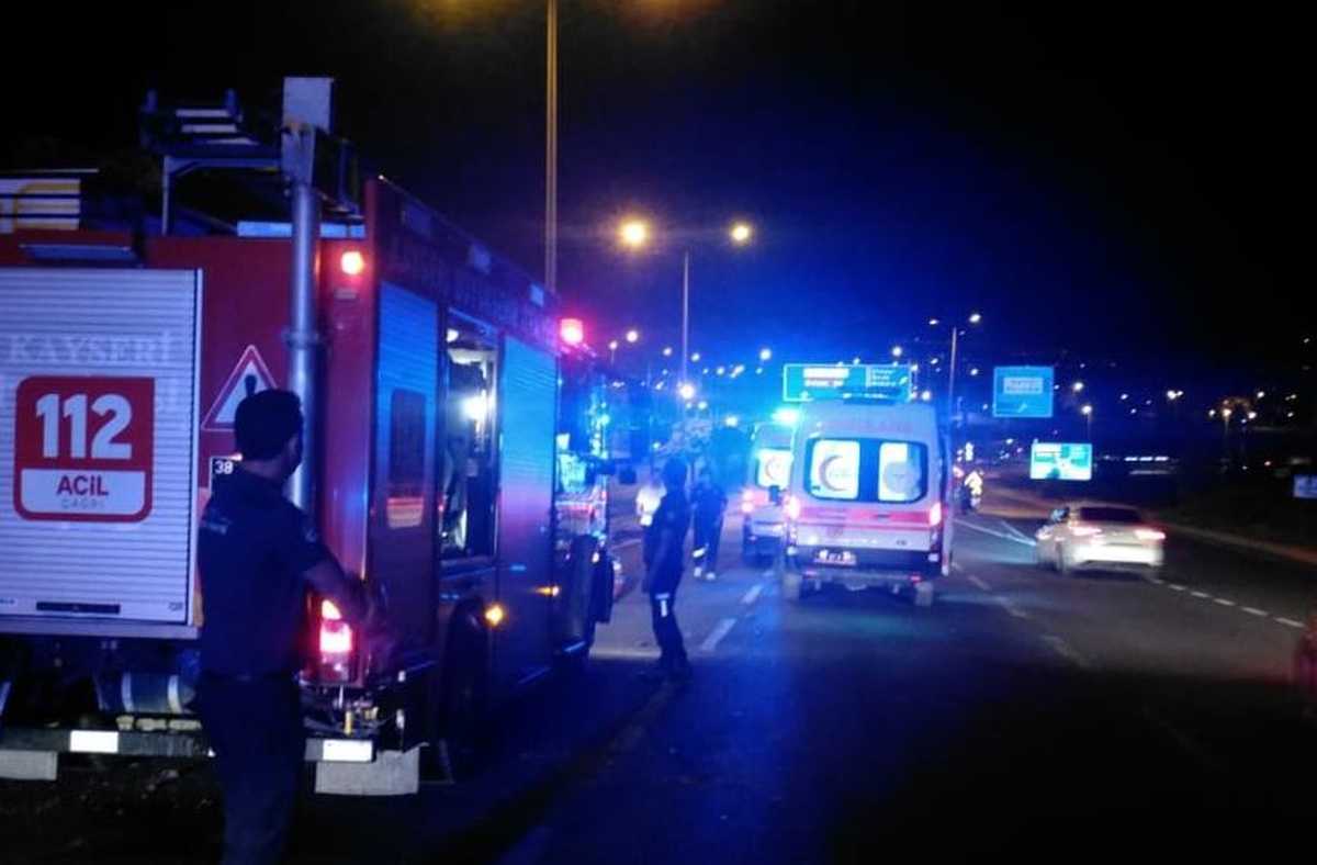 Kayseri\'de yolcu otobüsü ile çarpışan otomobildeki 5 kişi yaralandı