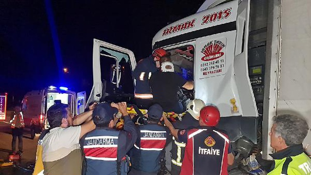 Kazada sıkışan TIR sürücüsü, telefonla konuşmaya devam etti