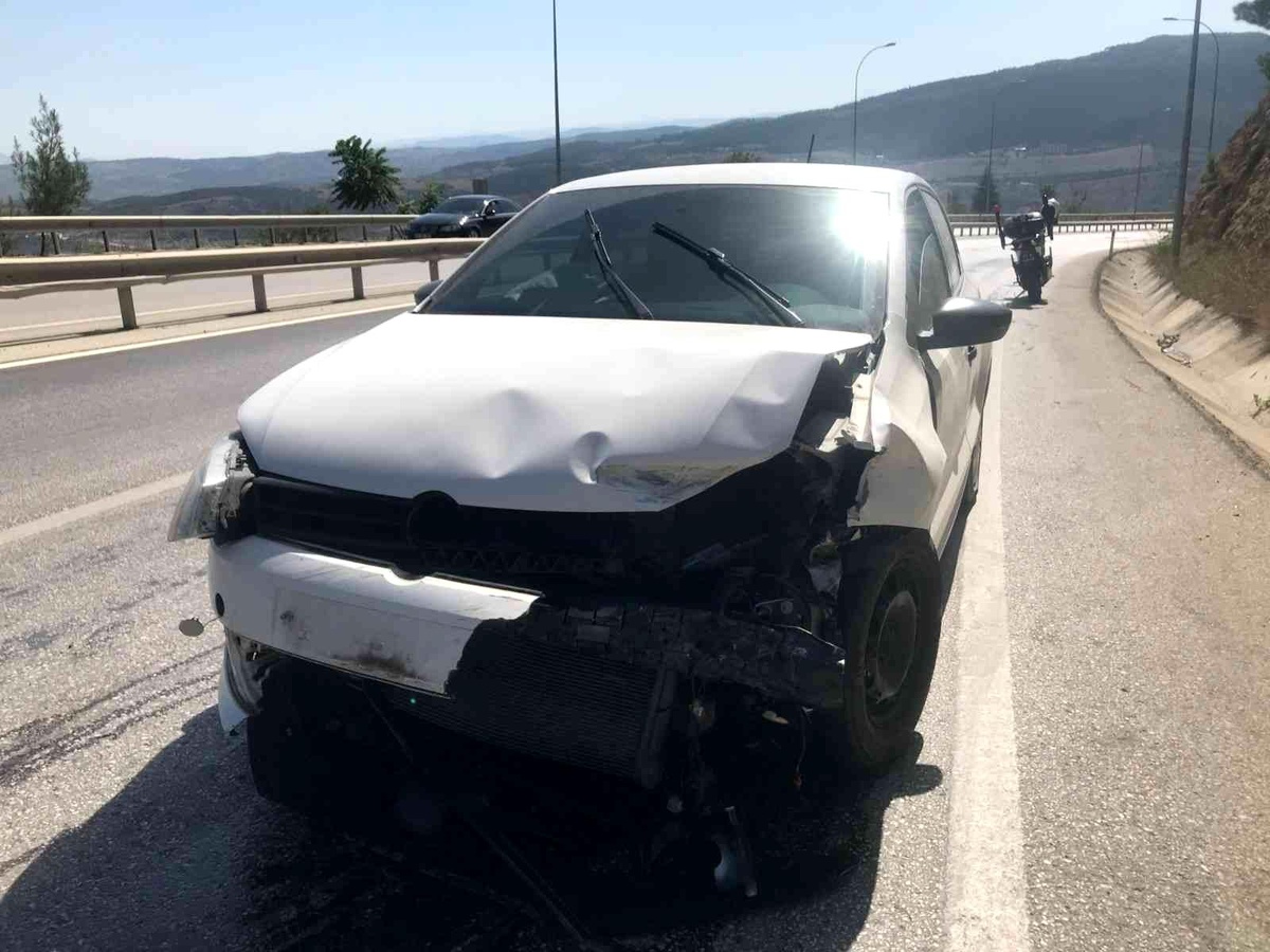 Bariyerlere çarpan otomobilde 1 kişi yaralandı