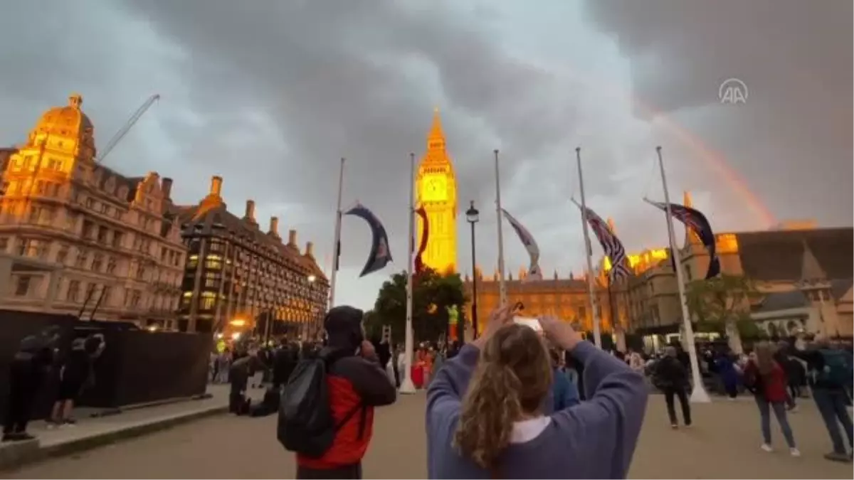 Kraliçe 2. Elizabeth'in tabutunun da sergilendiği Parlamento binasının üzerinde görünen gökkuşağı güzel görüntü oluşturdu