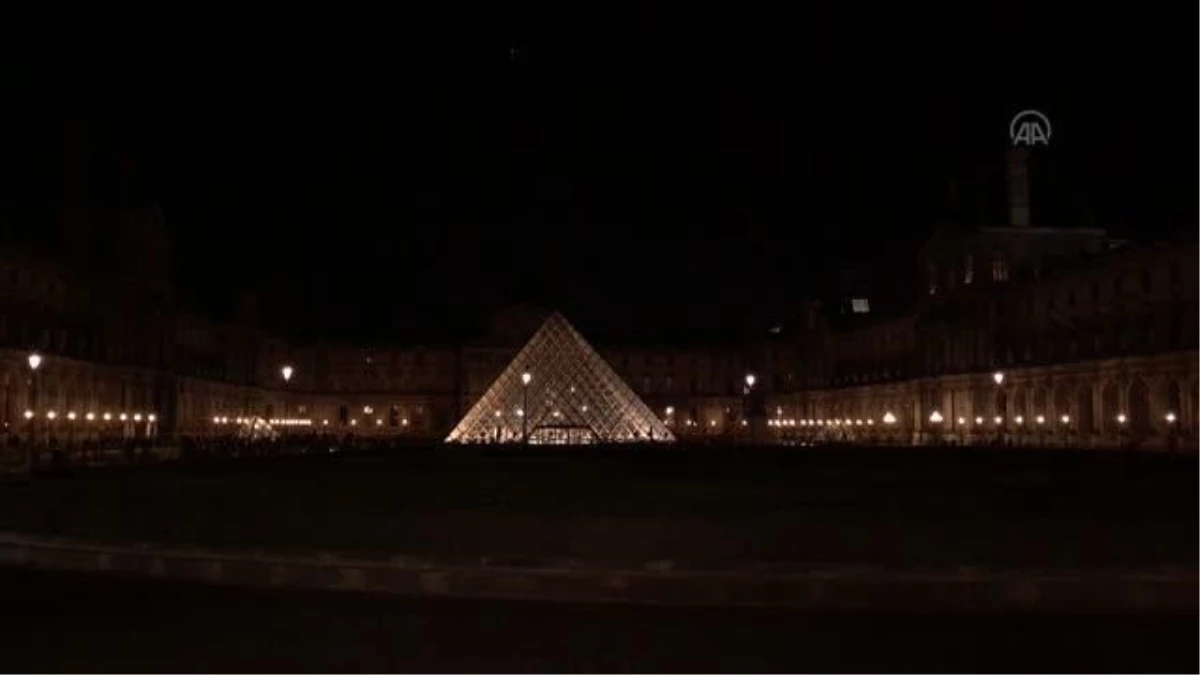 Louvre Müzesi piramidi enerji tasarrufu için erken karartıldı