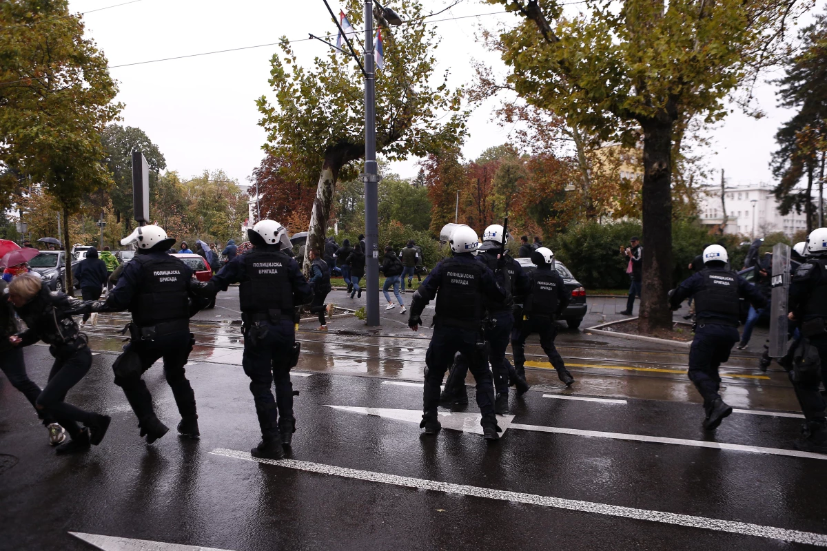 Sırbistan\'da LGBT karşıtlarına polis müdahale etti