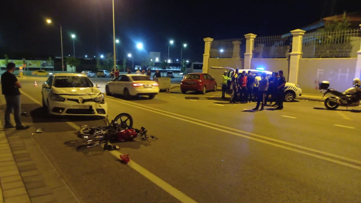 Sivas\'ta otomobille çarpışan motosikletin sürücüsü yaralandı
