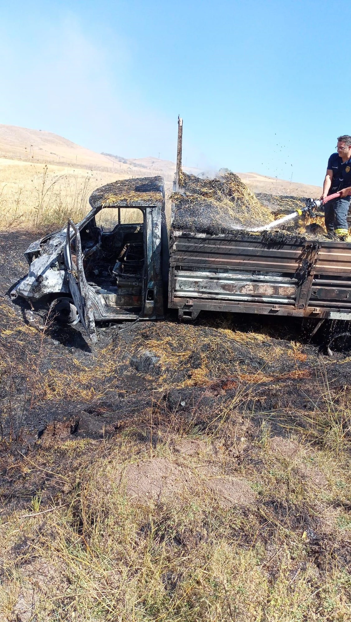 Sivas\'ta saman yüklü kamyonetteki yangında 60 bin lira da kül oldu
