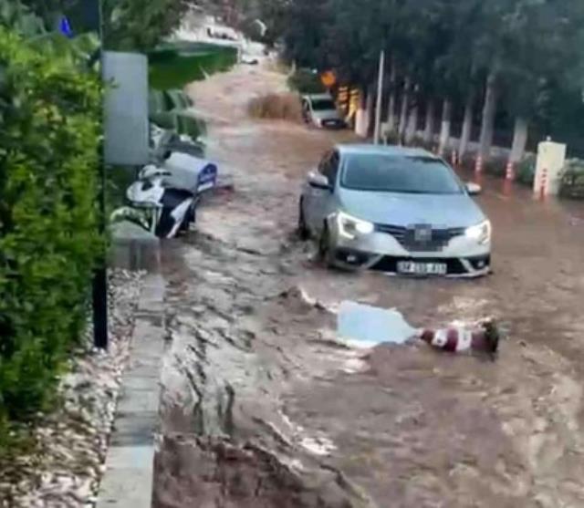 Su hattı patladı, cadde göle döndü, esnaf isyan etti Su hattı patladı, cadde göle döndü, esnaf isyan etti