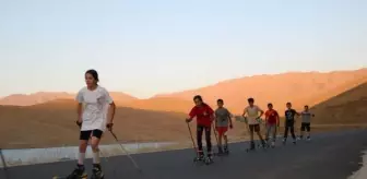 Tekerlekli kayak sporcuları yarışlara kara yolunda hazırlanıyor