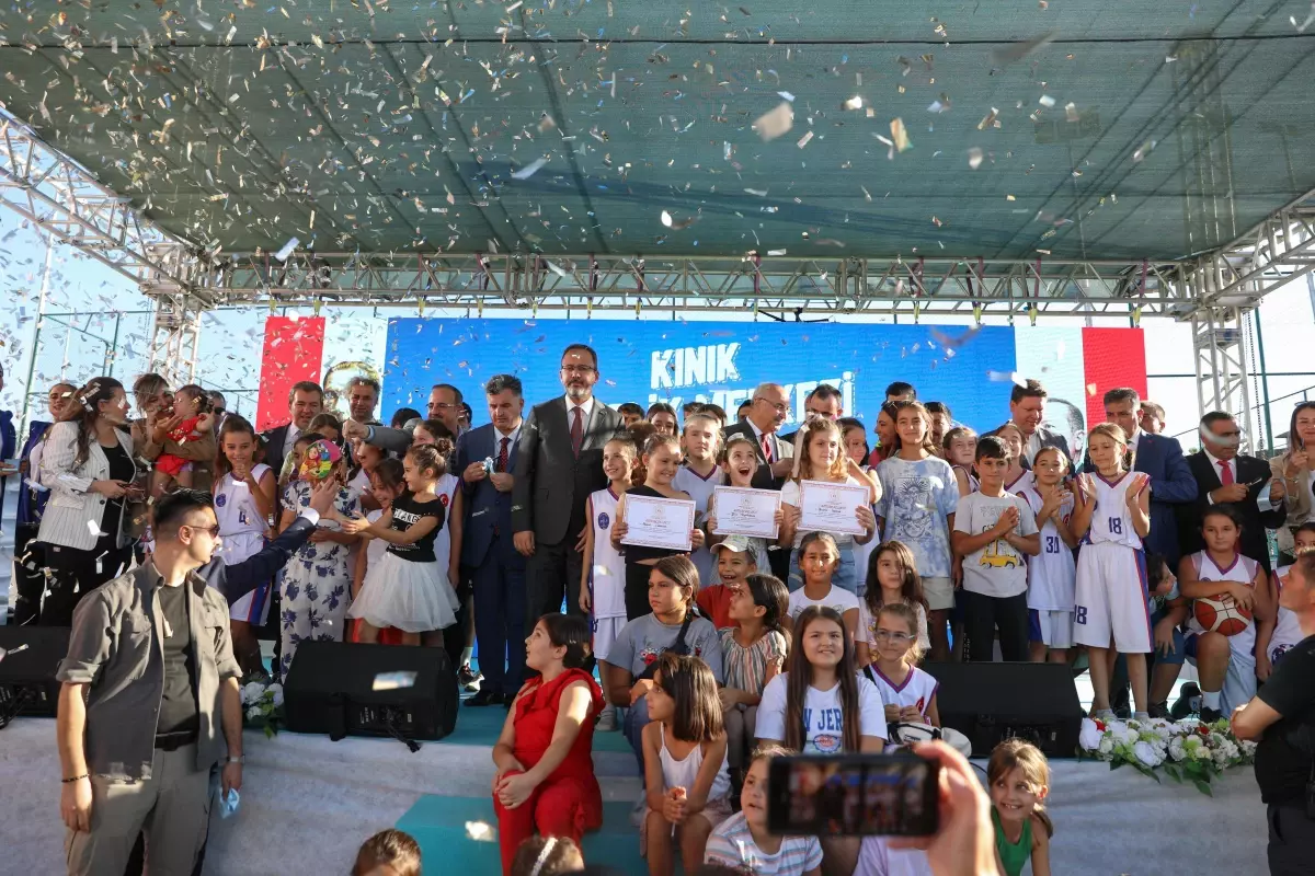 Bakan Kasapoğlu, İzmir'de gençlik merkezinin açılışında konuştu Açıklaması