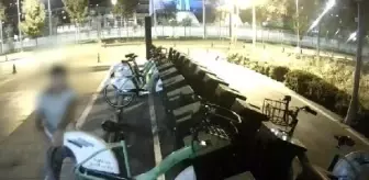 Belediyenin bisikletlerinin çalınma anı kamerada