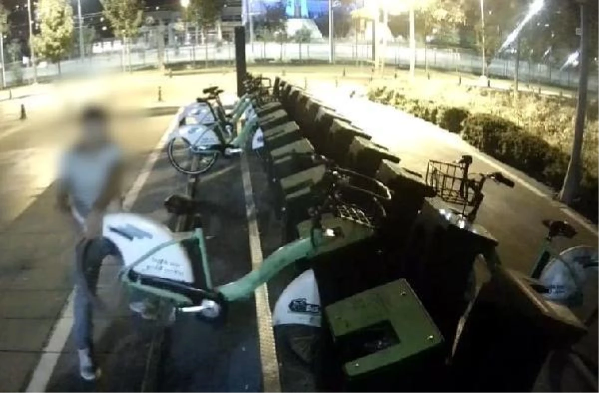 Belediyenin bisikletlerinin çalınma anı kamerada