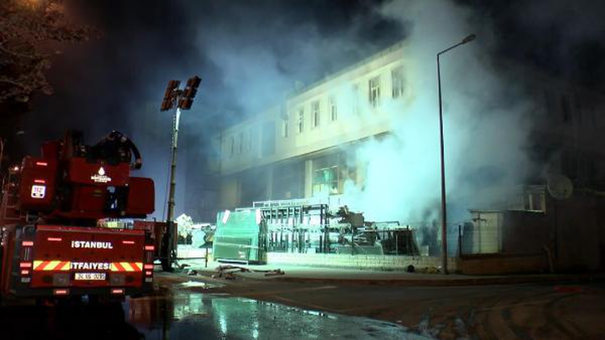 Son dakika haber! Beylikdüzü\'nde depoda çıkan yangın 14 saattir sürüyor