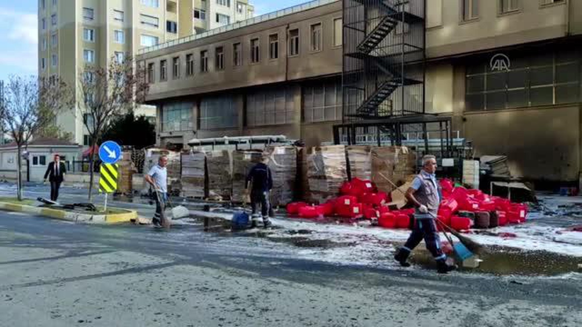 Beylikdüzü\'ndeki iş yerinde çıkan yangının soğutma çalışmaları tamamlandı