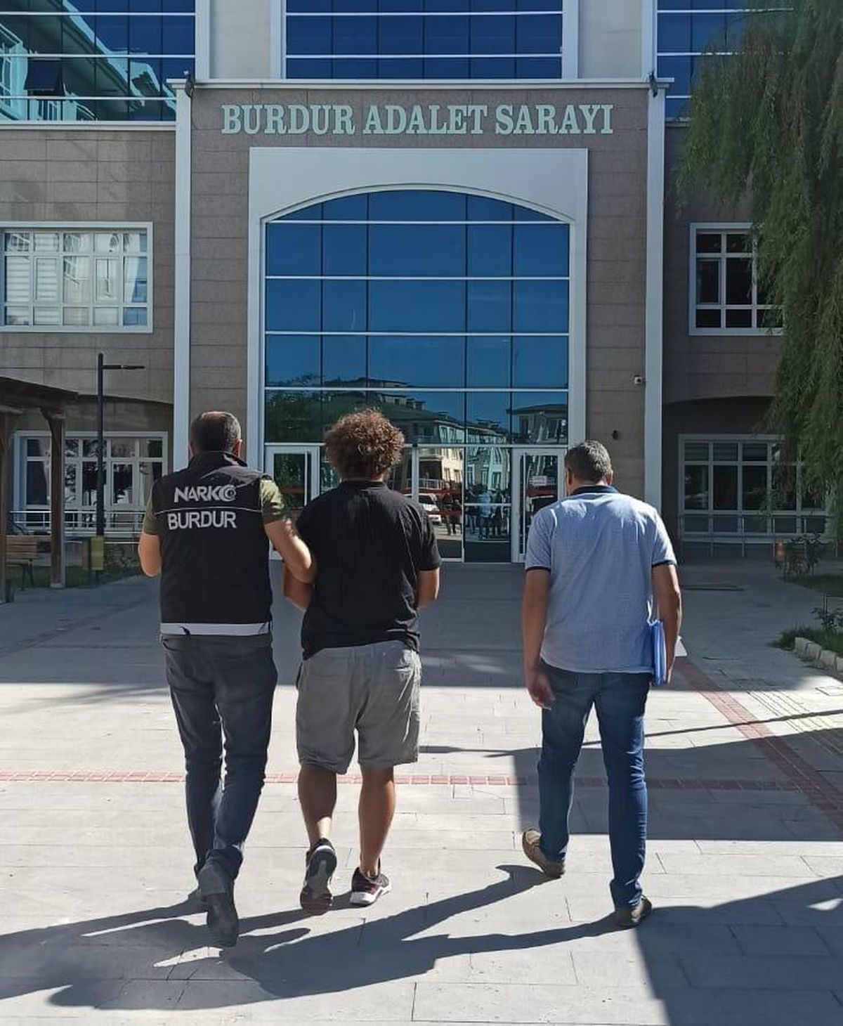 Burdur\'da uyuşturucu operasyonlarında yakalanan 4 zanlıdan biri tutuklandı