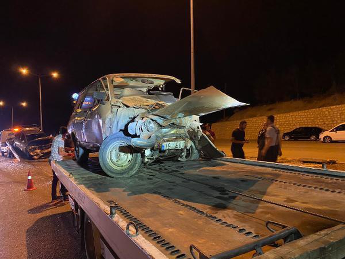 Çorum haber: Çorum\'da otomobiller çarpıştı: 1 ölü, 4 yaralı