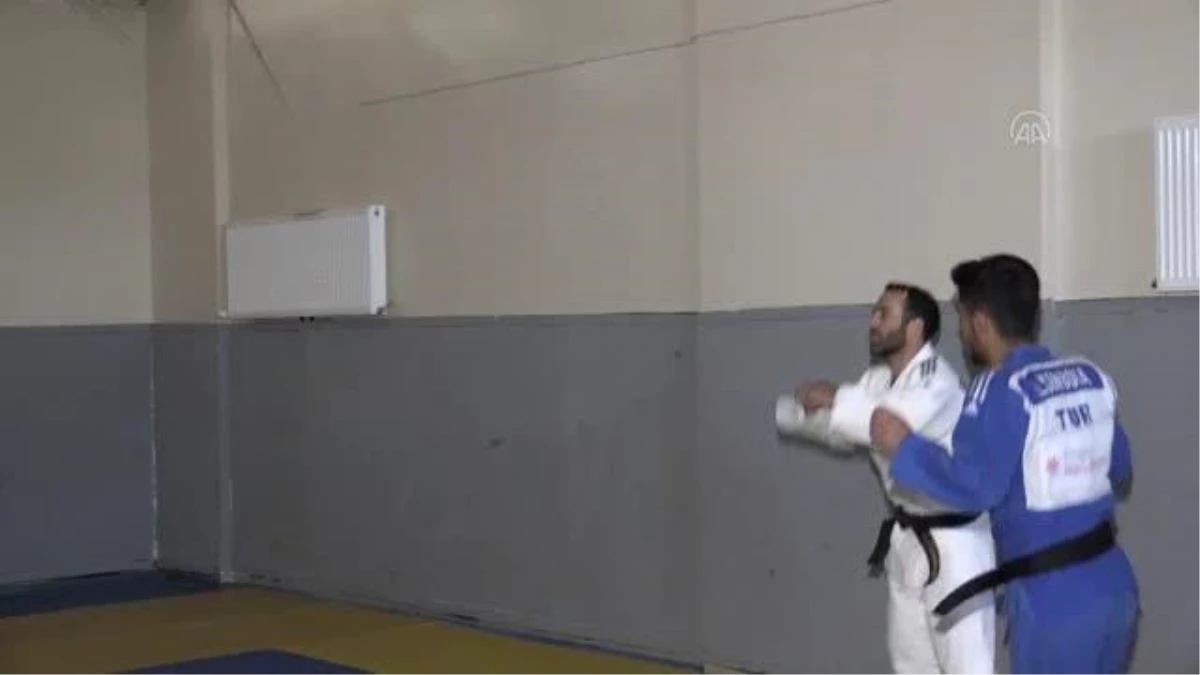 Duyma yetisini kaybetmesine rağmen bırakmadığı judoda şampiyonluklara uzandı
