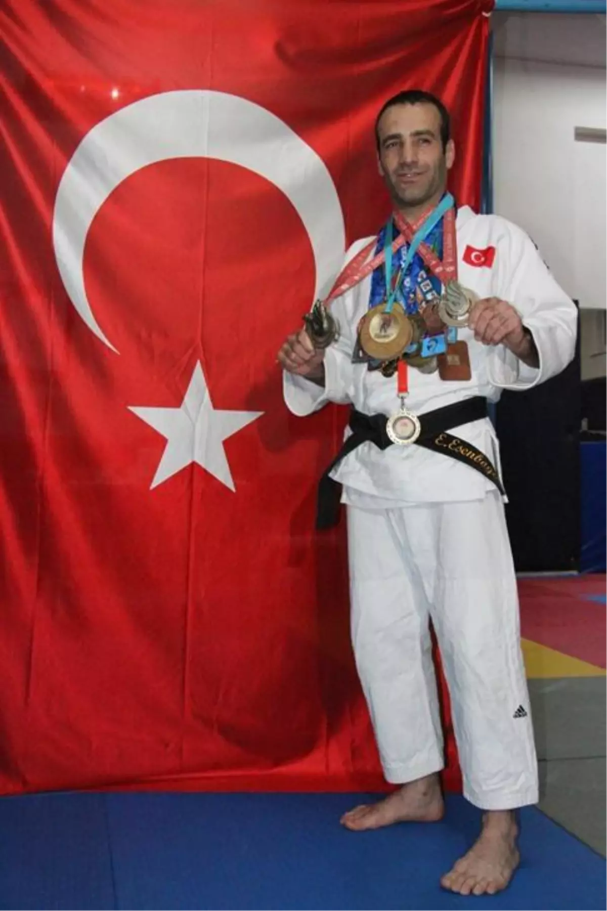 Duyma yetisini kaybetmesine rağmen bırakmadığı judoda şampiyonluklara uzandı