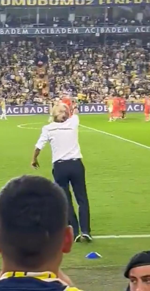 Fenerbahçe penaltı kazandı, Jorge Jesus kenarda adeta kendini paraladı! Israrla Pedro'yu işaret etti Fenerbahçe penaltı kazandı, Jorge Jesus kenarda adeta kendini paraladı! Israrla Pedro'yu işaret etti