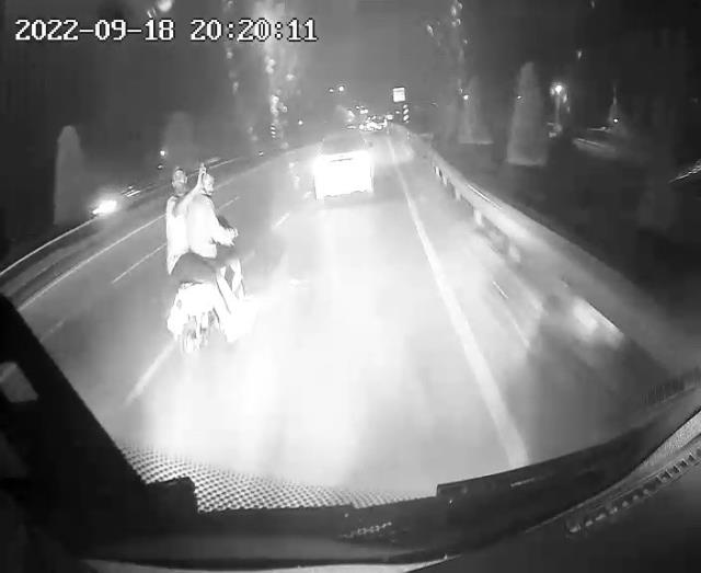 Halk otobüsüne silahlı saldırı! Seyir halindeyken motosikletten ateş açtılar Halk otobüsüne silahlı saldırı! Seyir halindeyken motosikletten ateş açtılar