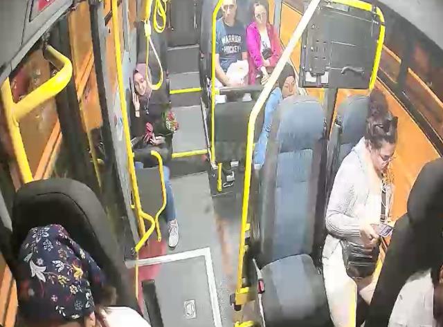 Halk otobüsüne silahlı saldırı! Seyir halindeyken motosikletten ateş açtılar Halk otobüsüne silahlı saldırı! Seyir halindeyken motosikletten ateş açtılar