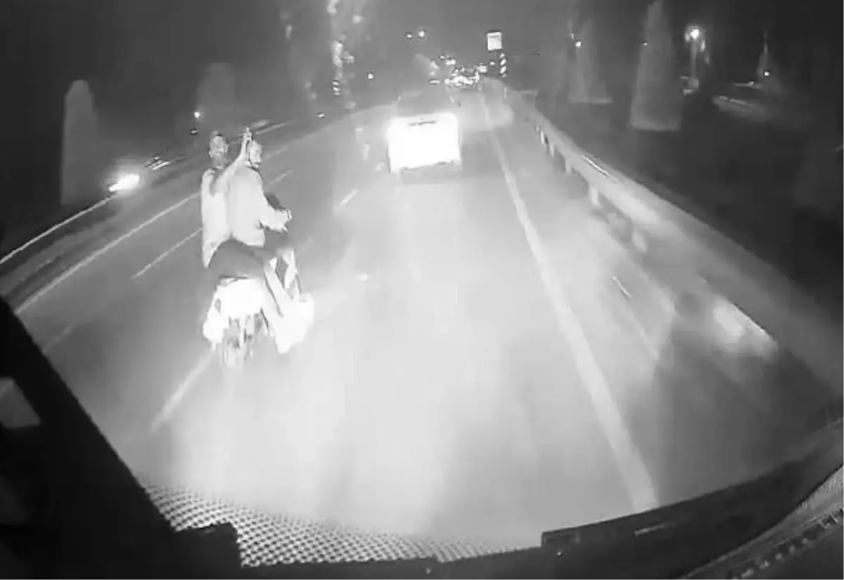 Son dakika haberi | İçinde yolcu bulunan minibüse silahlı saldırı anı kamerada