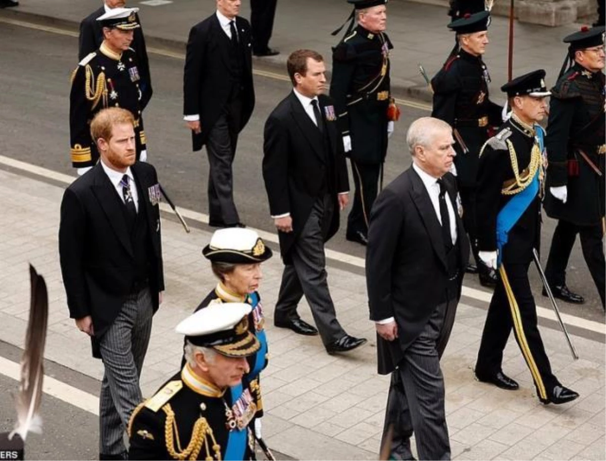 İngiltere Kraliyeti\'nin 3 üyesi 2. Elizabeth\'in tabutunun arkasından üniformasız yürüdü