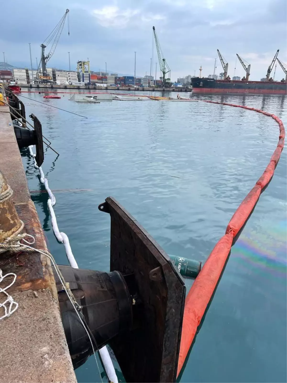 İskenderun Limanı'nda batan gemideki yağ ve yakıt sızıntısı önlendi