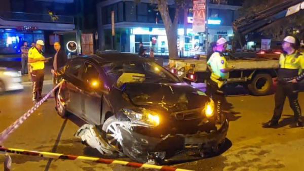 Kadıköy\'de yolcu alan taksiye otomobil çarptı: 2 yaralı