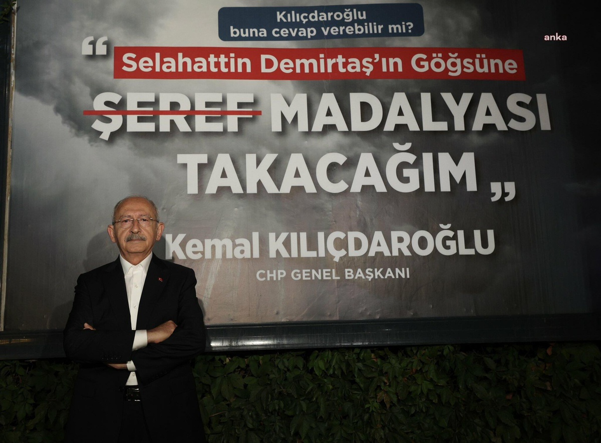 Kılıçdaroğlu: Bay Kemal\'in Şehre Ziyaretini Provoke Etmek İçin, Her Yeri Bunlarla Donatmışlar.