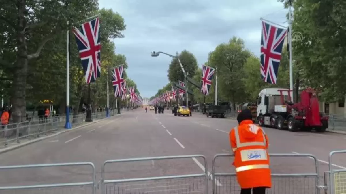 Kraliçe 2. Elizabeth'in cenaze töreni - Halk törenin yapılacağı alana akın etti